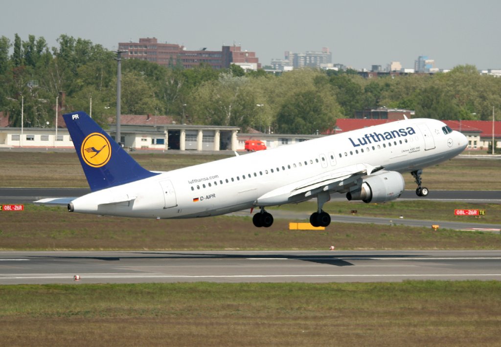 Lufthansa A 320-211 D-AIPR  Kaufbeuren  beim Start in Berlin-Tegel am 07.05.2011