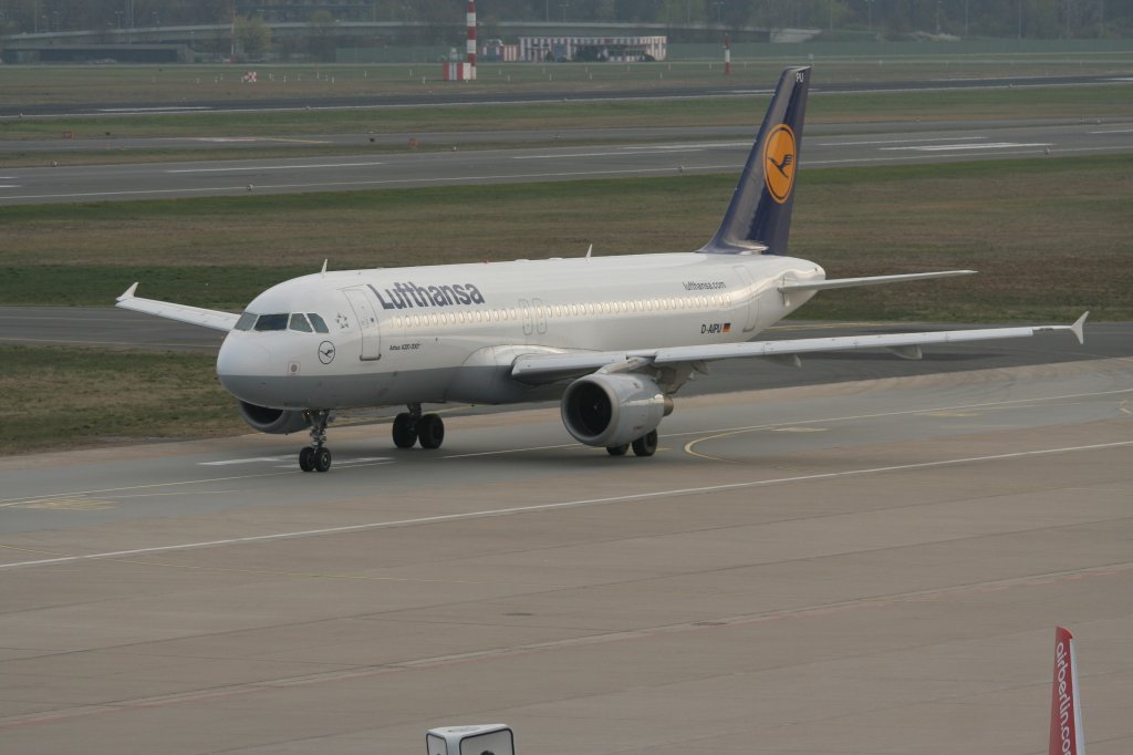 Lufthansa A 320-211 D-AIPU bei der Ankunft in Berlin-Tegel am 15.04.2012