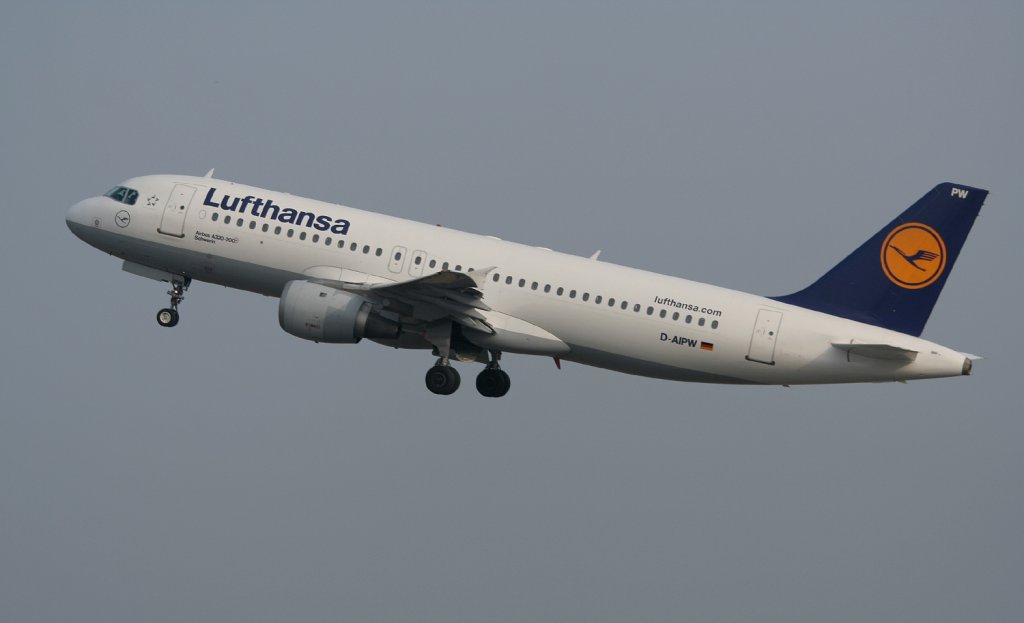 Lufthansa A 320-211 D-AIPW  Schwerin  beim Start in Berlin-Tegel am 02.04.2011