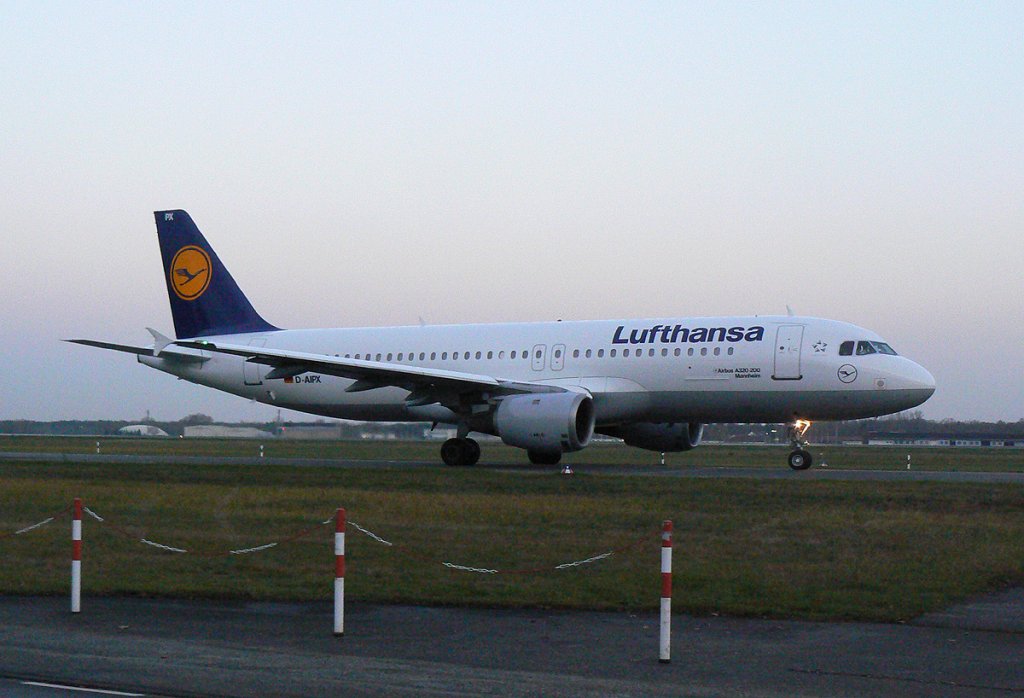 Lufthansa A 320-211 D-AIPX   Mannheim   am frhen Morgen des 21.11.2009 auf dem Flughafen Berlin-Tegel