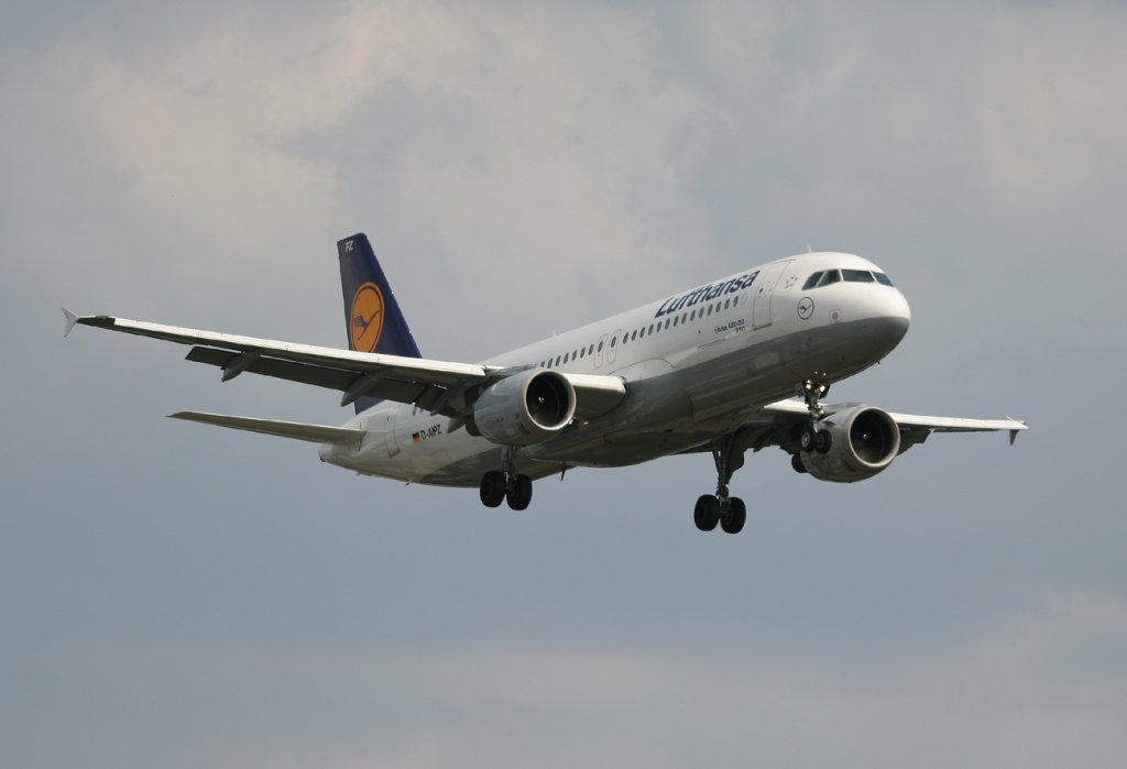 Lufthansa A 320-211 D-AIPZ  Erfurt  Kurz vor der Landung in Berlin-Tegel am 10.06.2011