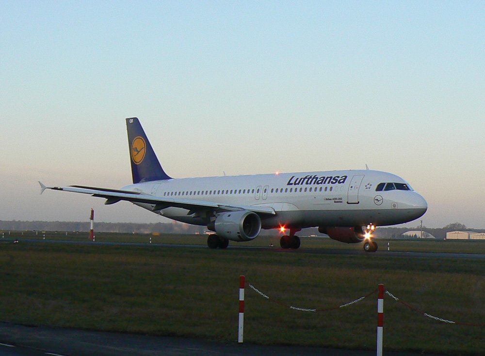 Lufthansa A 320-211 D-AIQB  Bielefeld  am frhen Morgen des 05.12.2009 auf dem Flughafen Berlin-Tegel
