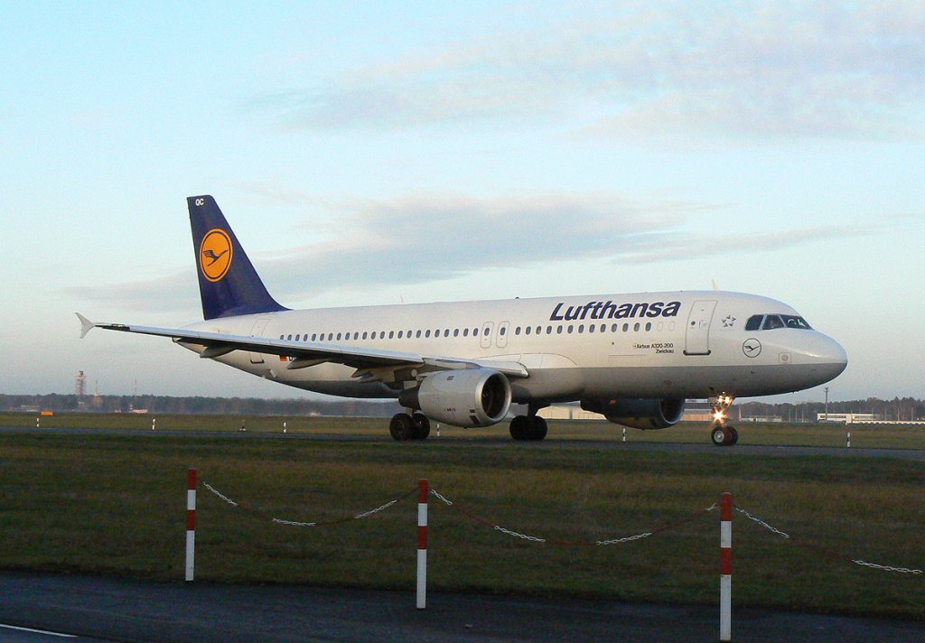 Lufthansa A 320-211 D-AIQC   Zwickau  am frhen Morgen des 21.11.2009 auf dem Flughafen Berlin-Tegel