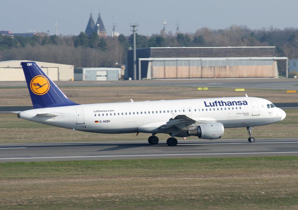 Lufthansa A 320-211 D-AIQH  Dessau  beim Start in Berlin-Tegel am 03.04.2010