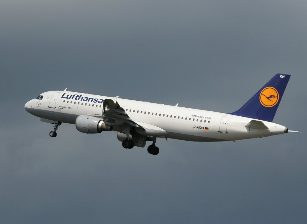 Lufthansa A 320-211 D-AIQH  Dessau  beim Start in Berlin-Tegel am 17.05.2012