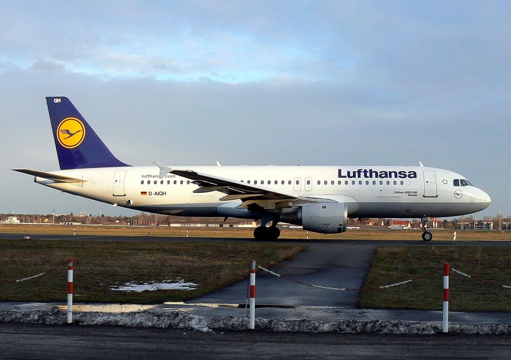 Lufthansa A 320-211 D-AIQH  Desssau  am Morgen des 27.02.2010 auf dem Flughafen Berlin-Tegel