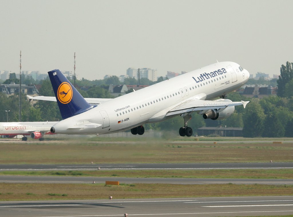 Lufthansa A 320-211 D-AIQK  Rostock  beim Start in Berlin-Tegel am 22.05.2012