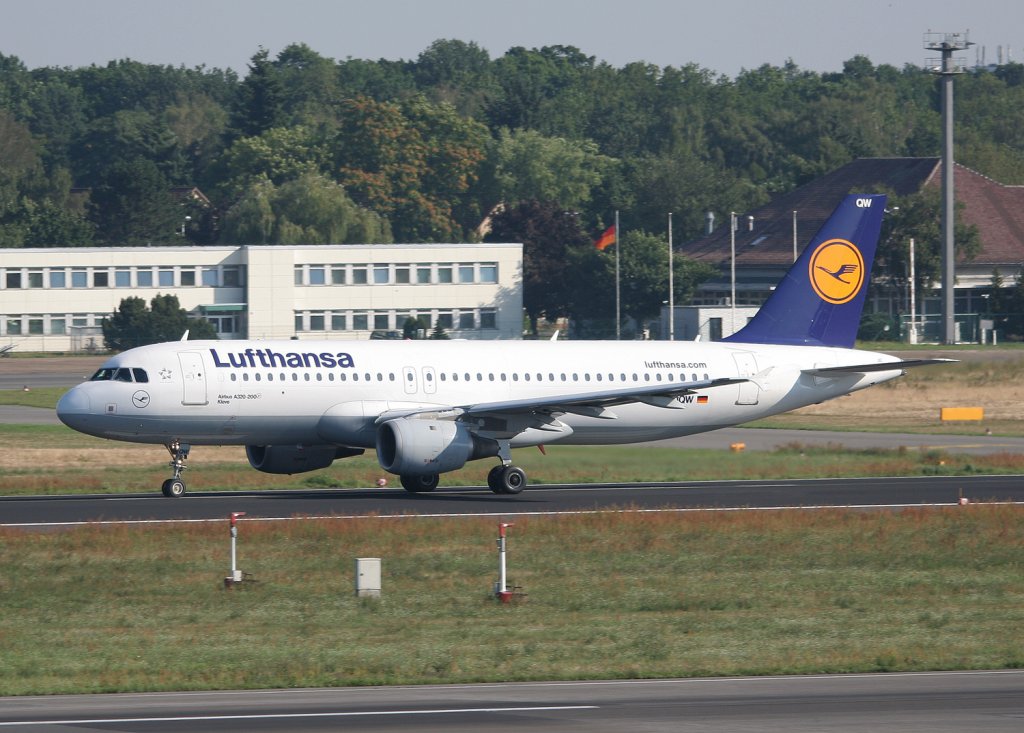 Lufthansa A 320-211 D-AIQW  Kleve  beim Start in Berlin-Tegel am 22.08.2010