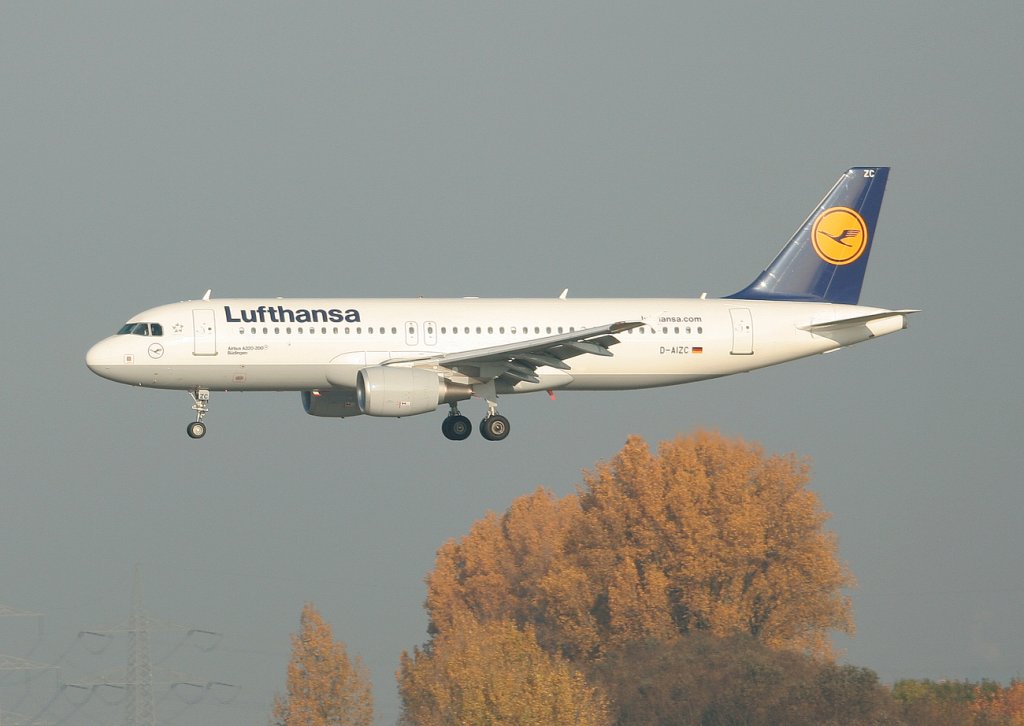 Lufthansa A 320-214 D-AIZC  Bdingen  kurz vor der Landung in Dsseldorf am 31.10.2011