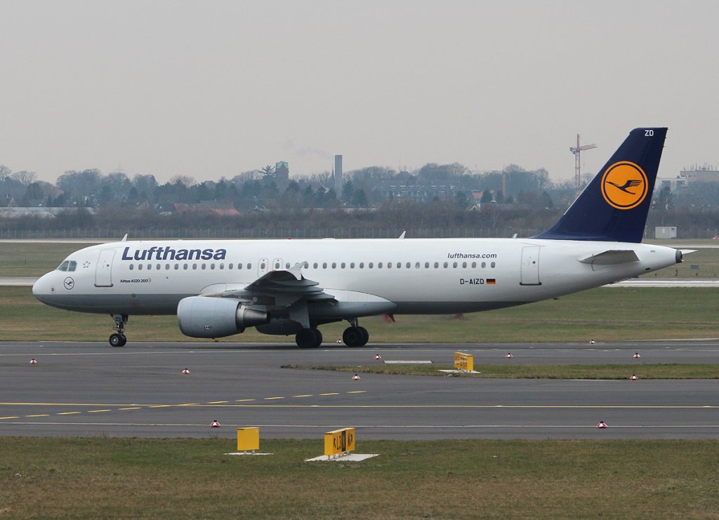 Lufthansa A 320-214 D-AIZD bei der Ankunft in Dsseldorf am 11.03.2013