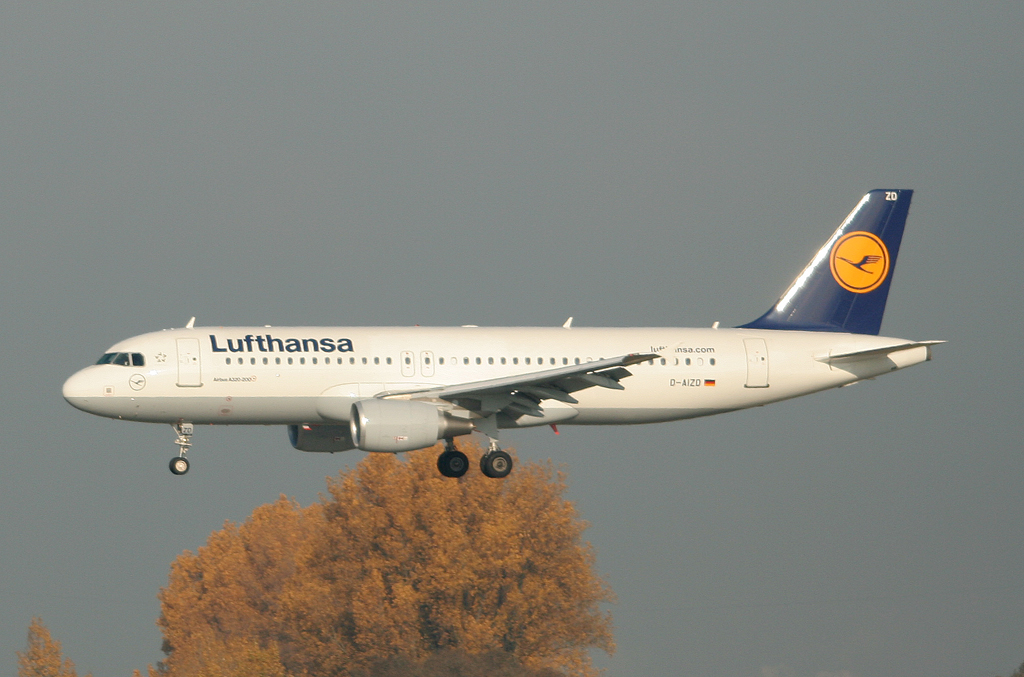 Lufthansa A 320-214 D-AIZD kurz vor der Landung in Dsseldorf am 31.10.2011