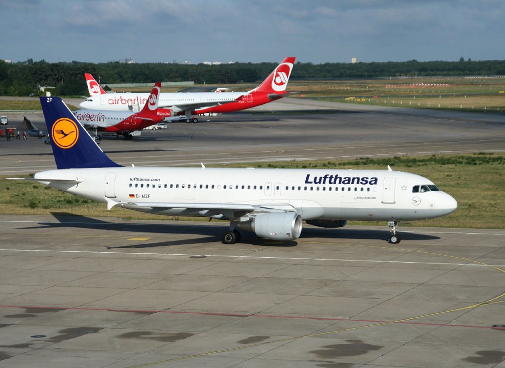 Lufthansa A 320-214 D-AIZF auf dem Weg zum Start in Berlin-Tegel am 25.06.2011