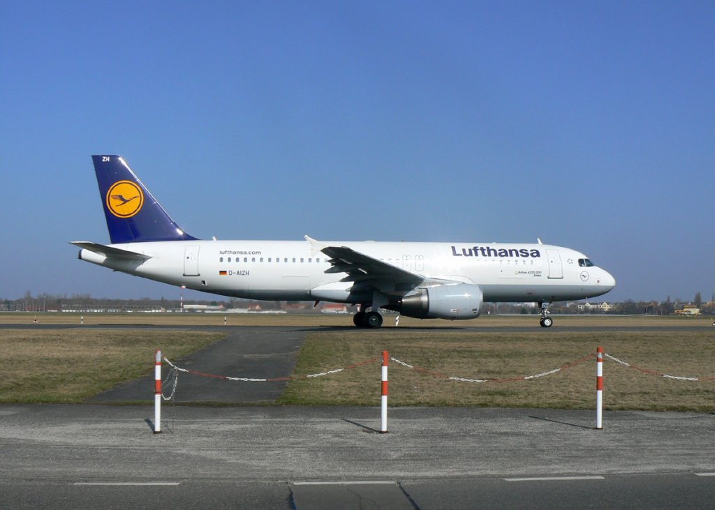 Lufthansa A 320-214 D-AIZH  Ahlen  auf dem Weg zum Start in Berlin-Tegel am 17.03.2012