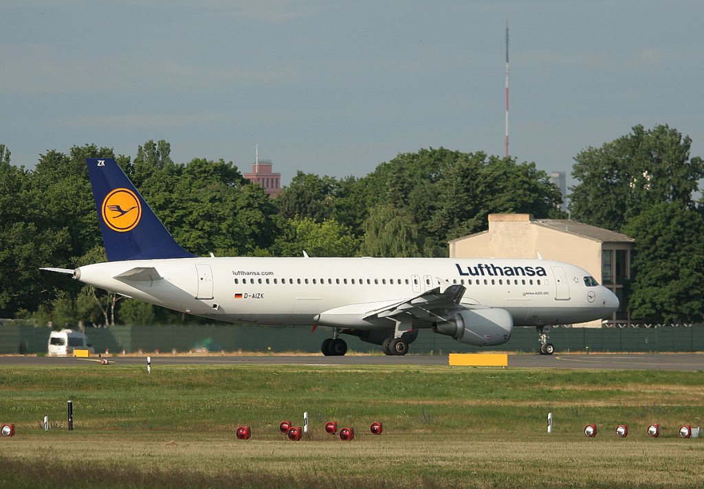 Lufthansa A 320-214 D-AIZK kurz vor dem Start in Berlin-Tegel am 09.06.2012