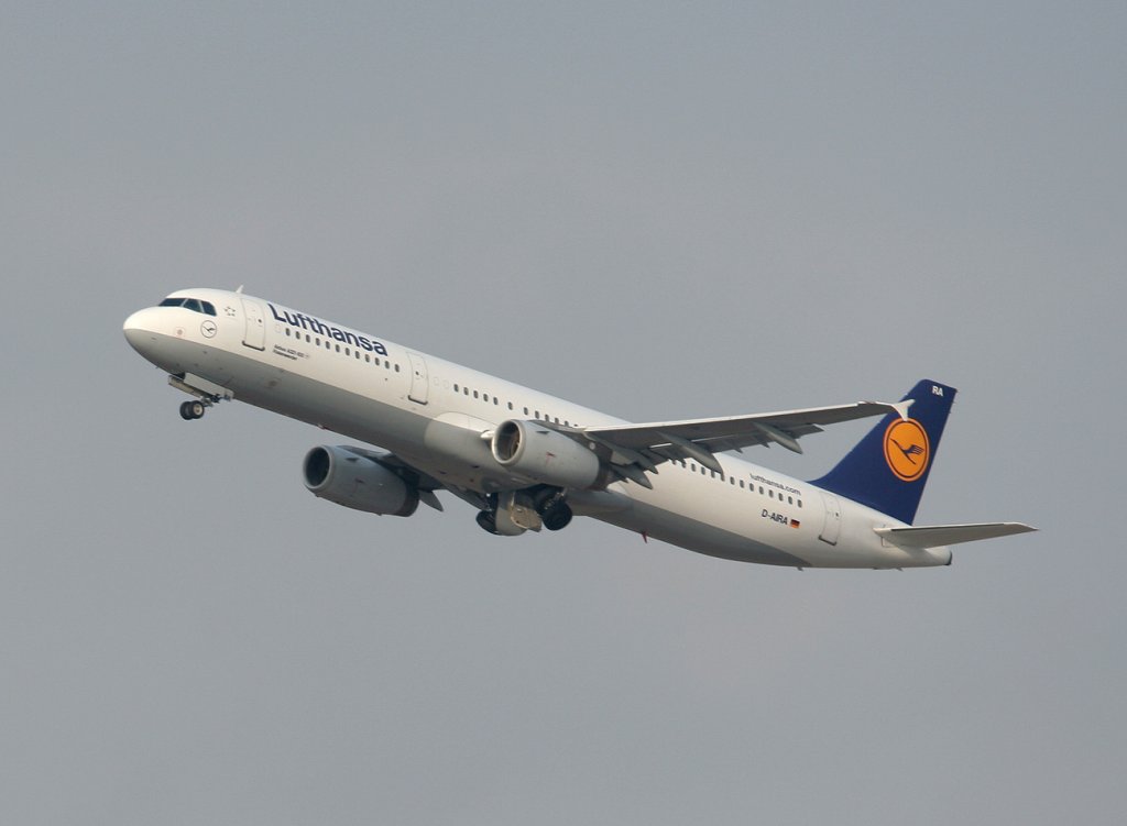 Lufthansa A 321-131 D-AIRA  Finkenwerder  beim Start in Mnchen am 10.03.2011