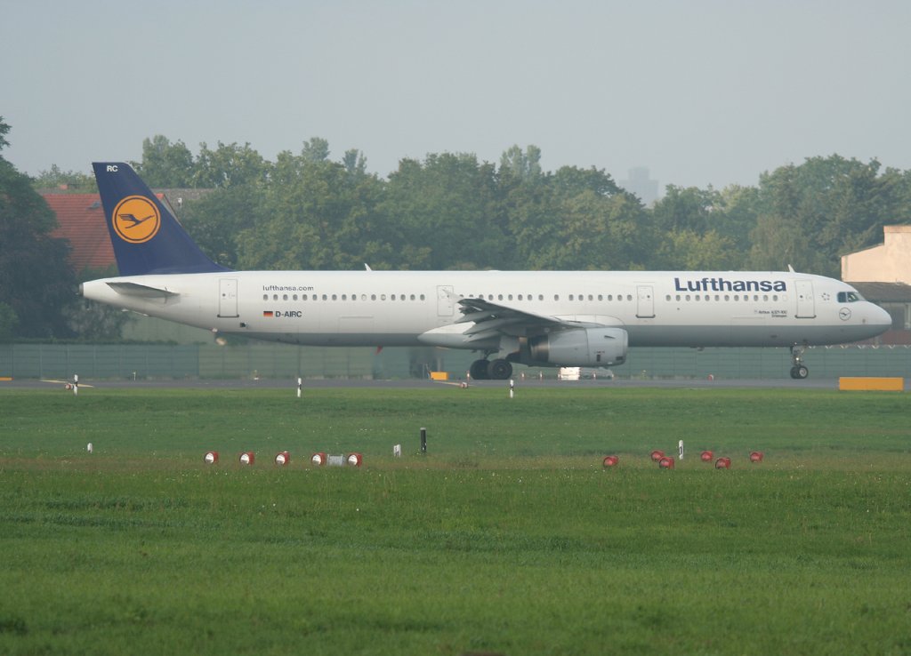 Lufthansa A 321-131 D-AIRC  Erlangen  kurz vor dem Start in Berlin-Tegel am 13.08.2011