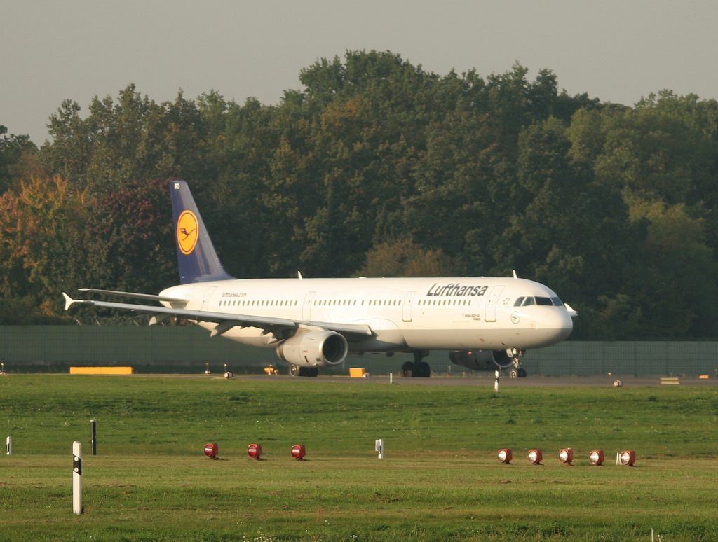 Lufthansa A 321-131 D-AIRD  Coburg  kurz vor dem Start in Berlin-Tegel am 04.10.2011