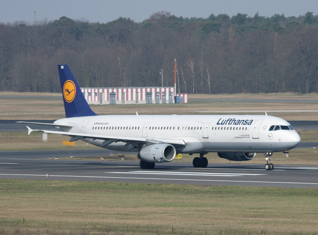 Lufthansa A 321-131 D-AIRK  Freudenstadt/Schwarzwald  beim Start in Berlin-Tegel am 03.04.2011
