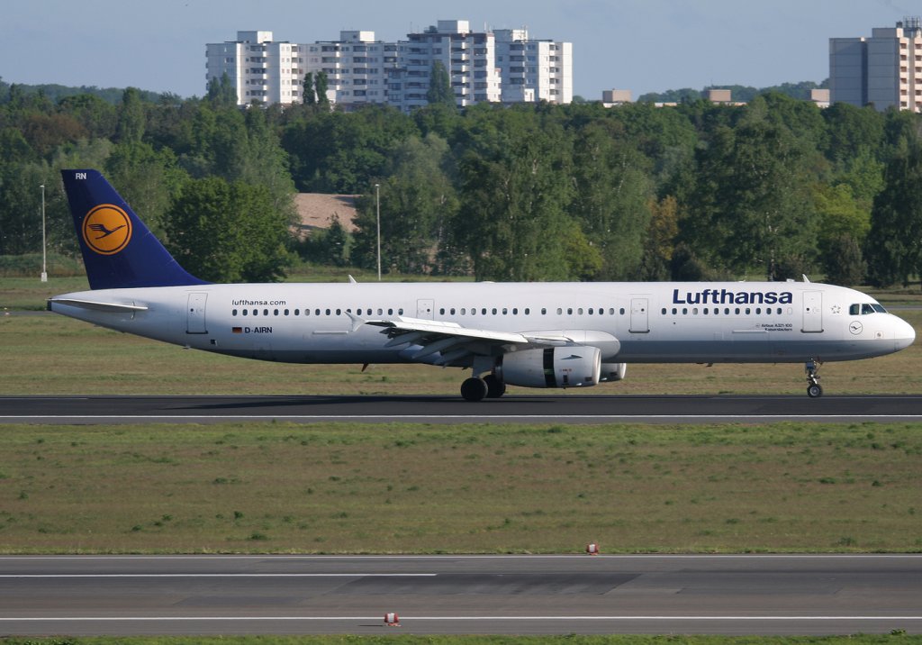 Lufthansa A 321-131 D-AIRN  Kaiserslautern  nach der Landung in Berlin-Tegel am 01.05.2011