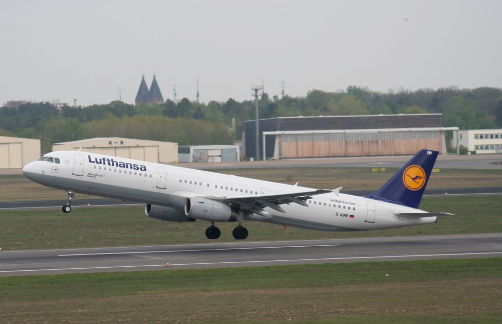 Lufthansa A 321-131 D-AIRP  Lneburg  beim Start in Berlin-Tegel am 01.05.2010