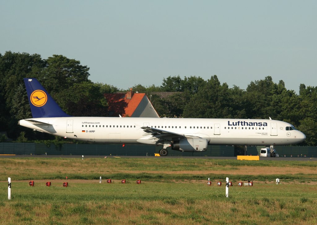 Lufthansa A 321-131 D-AIRP  Lneburg  kurz vor dem Start in Berlin-Tegel am 02.06.2011