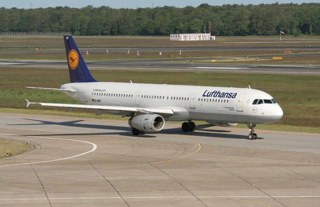 Lufthansa A 321-131 D-AIRP  Lneburg  bei der Ankunft in Berlin-Tegel am 17.05.2012