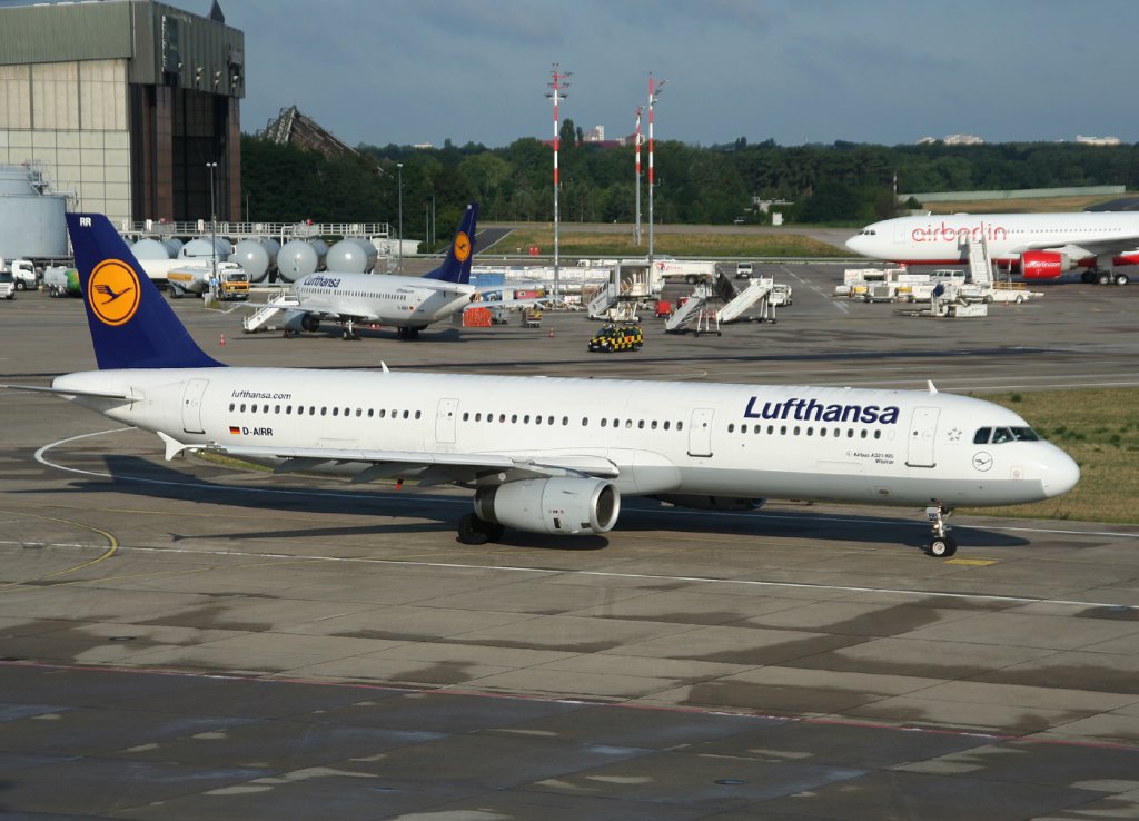 Lufthansa A 321-131 D-AIRR  Wismar  auf dem Weg zum Start in Berlin-Tegel am 25.06.2011