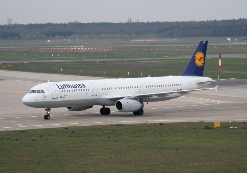 Lufthansa A 321-131 D-AIRT  Regensburg  bei der Ankunft in Berlin-Tegel am 24.04.2010