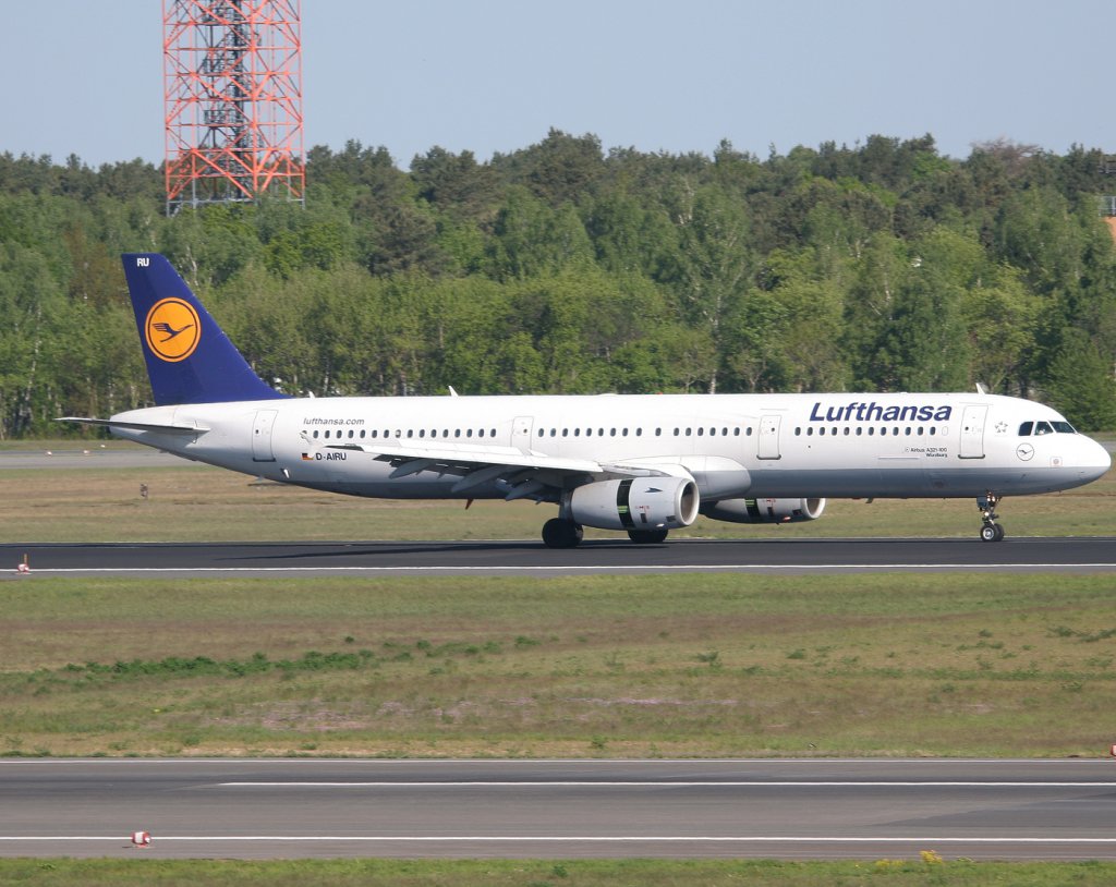 Lufthansa A 321-131 D-AIRU  Wrzburg  nach der Landung in Berlin-Tegel am 01.05.2011