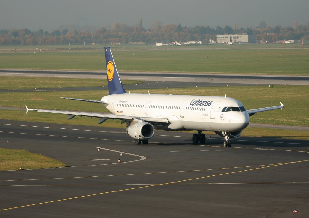 Lufthansa A 321-231 D-AIDE auf dem Weg zum Start in Dsseldorf am 31.10.2011