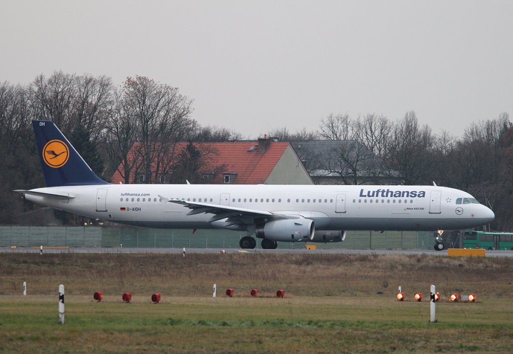 Lufthansa A 321-231 D-AIDH kurz vor dem Start in Berlin-Tegel am 01.12.2012
