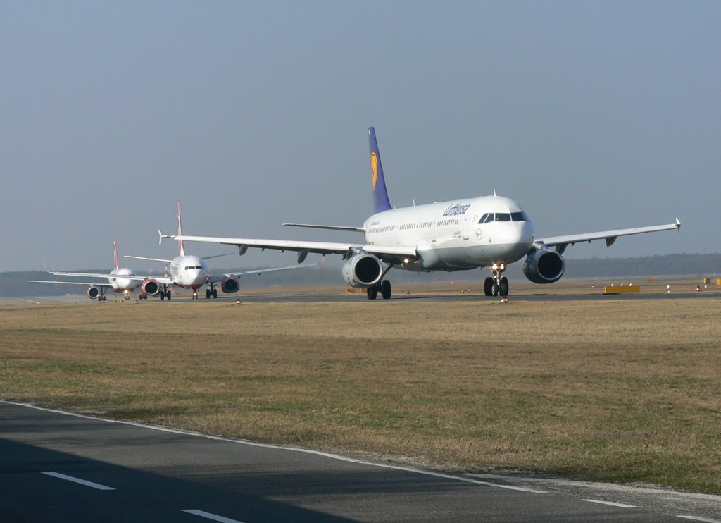 Lufthansa A 321-231 D-AISE  Neustadt an der Weinstrae  auf dem Weg zum Start in Berlin-Tegel am 17.03.2012