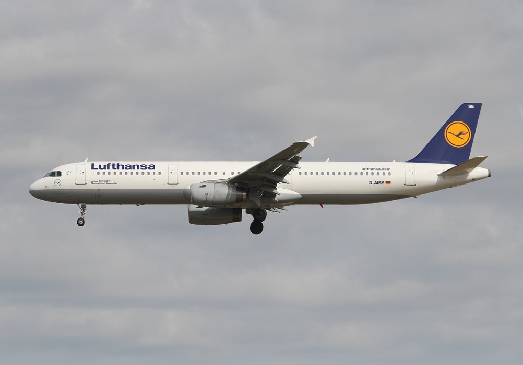 Lufthansa A 321-231 D-AISE  Neustadt a.d.Weinstrae  bei der Landung in Frankfurt am Main am 16.08.2012