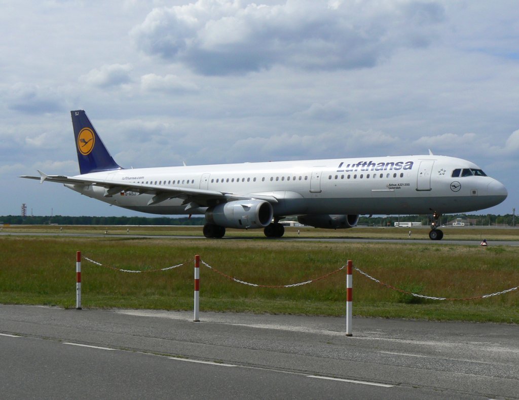 Lufthansa A 321-231 D-AISJ  Gtersloh  auf dem Weg zum Start in Berlin-Tegel am 27.05.2011