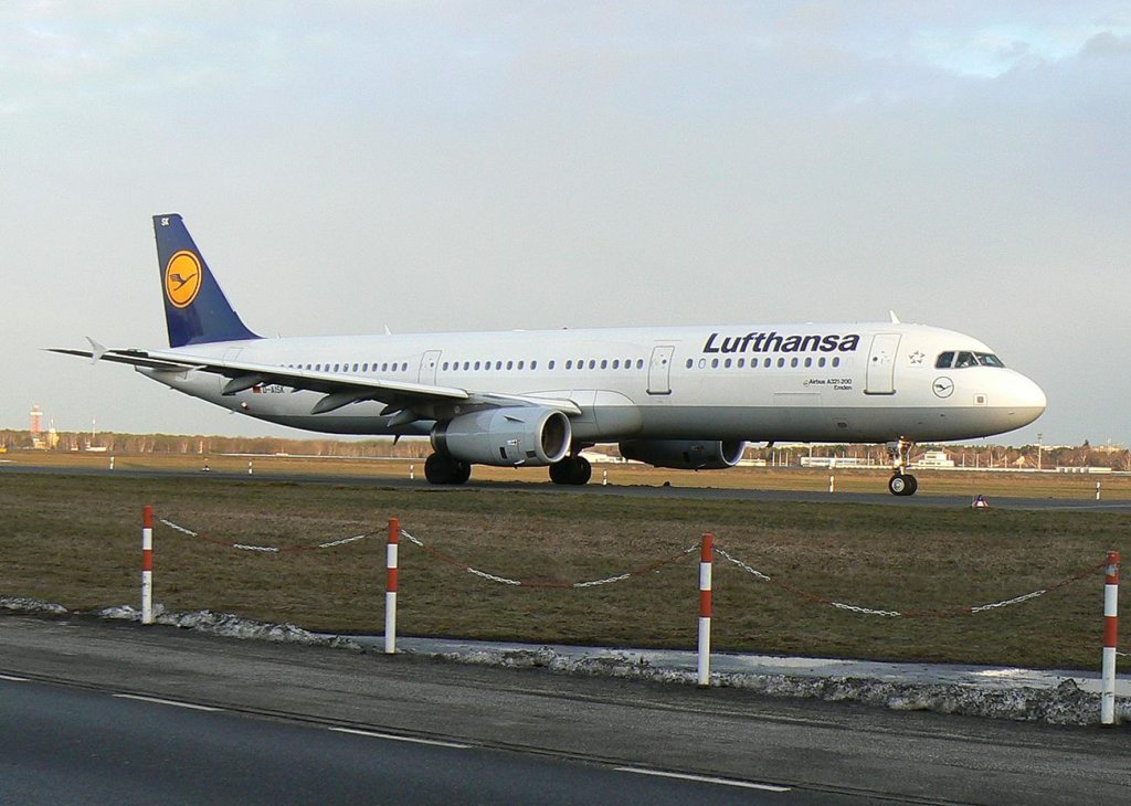 Lufthansa A 321-231 D-AISK  Emden  am Morgen des 27.02.2010 auf dem Flughafen Berlin-Tegel