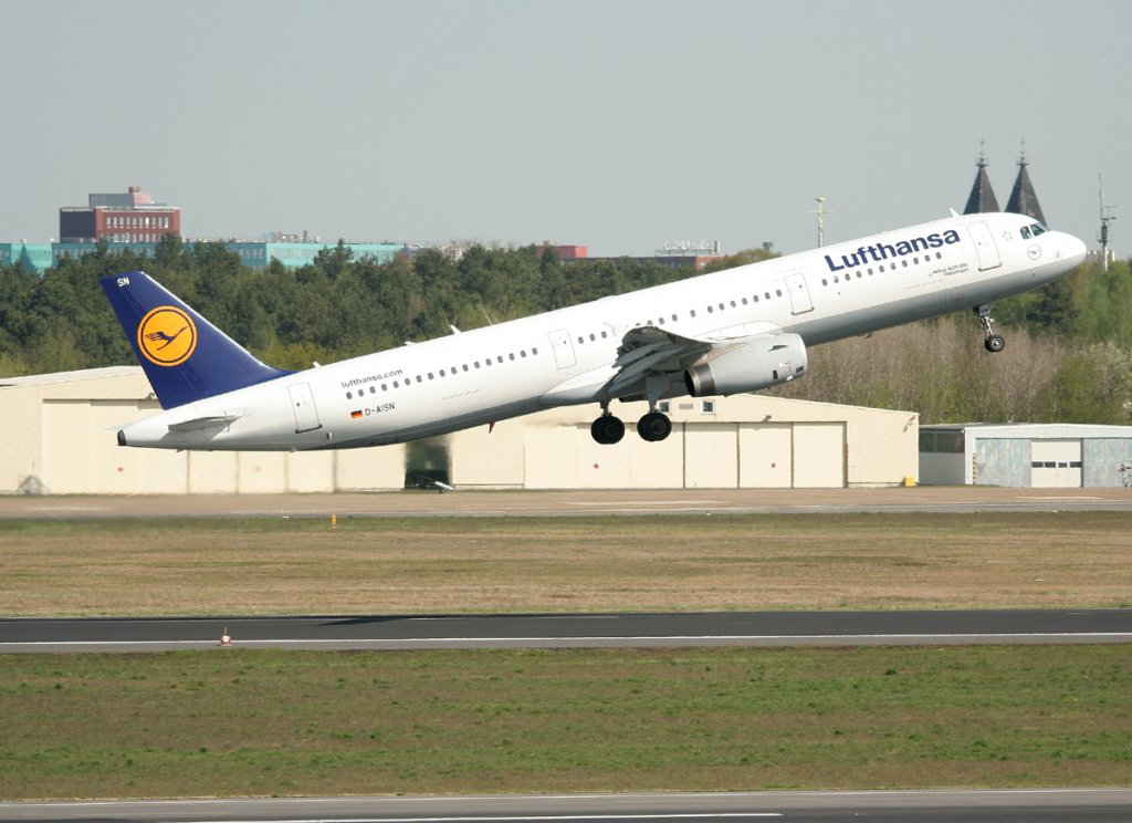 Lufthansa A 321-231 D-AISN  Gppingen  beim Start in Berlin-Tegel am 28.04.2012