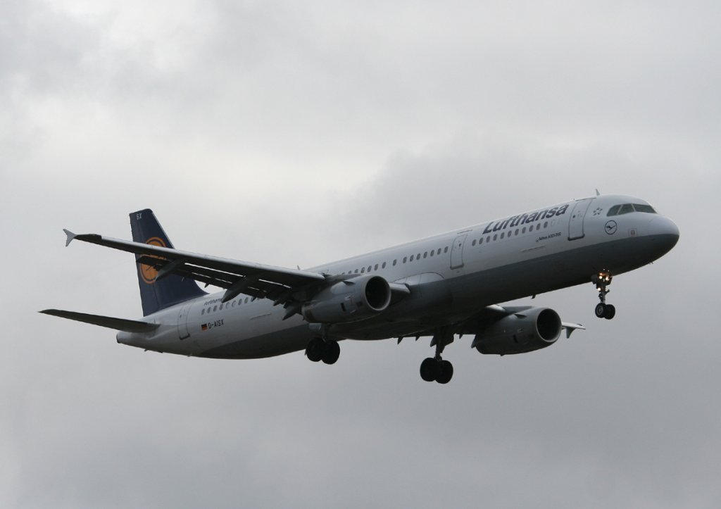 Lufthansa A 321-231 D-AISX kurz vor der Landung in Berlin-Tegel am 19.02.2012
