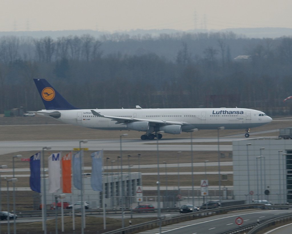 Lufthansa A 340-313X D-AIFF  Delmenhorst  beim Start in Mnchen an einem sehr trben 10.03.2011