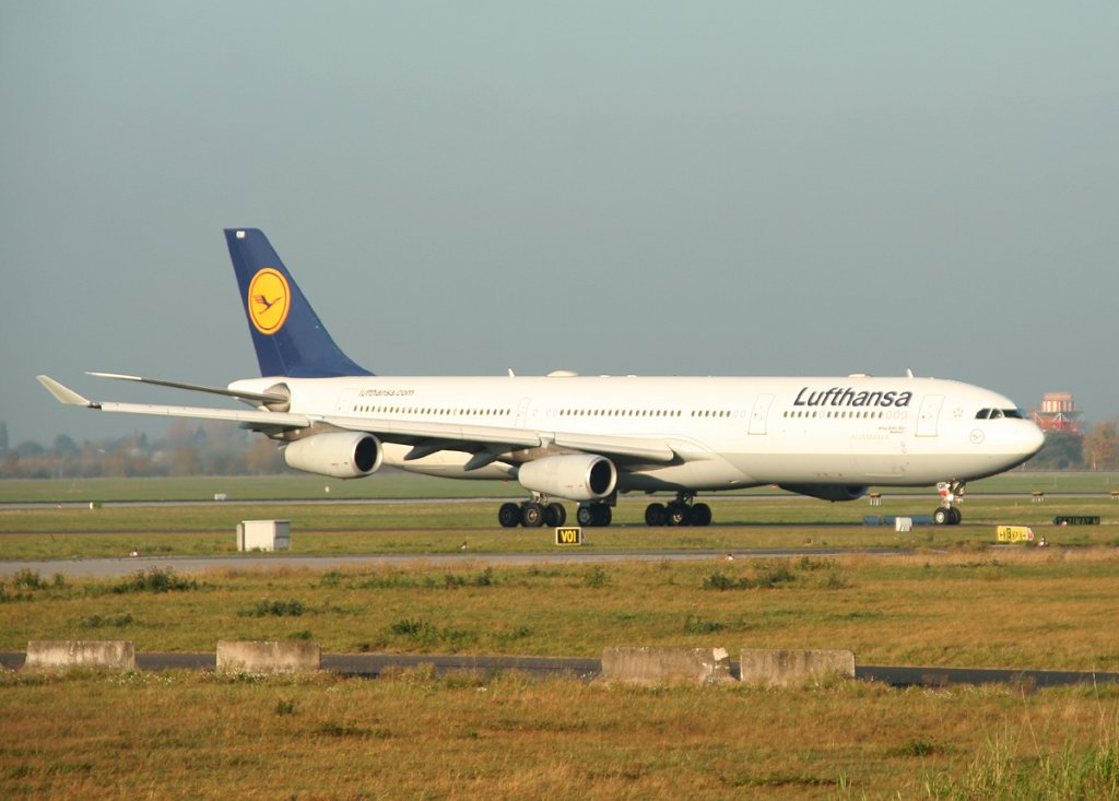 Lufthansa A 340-313X D-AIGW  Gladbeck  auf dem Weg zum Start in Dsseldorf am 31.10.2011