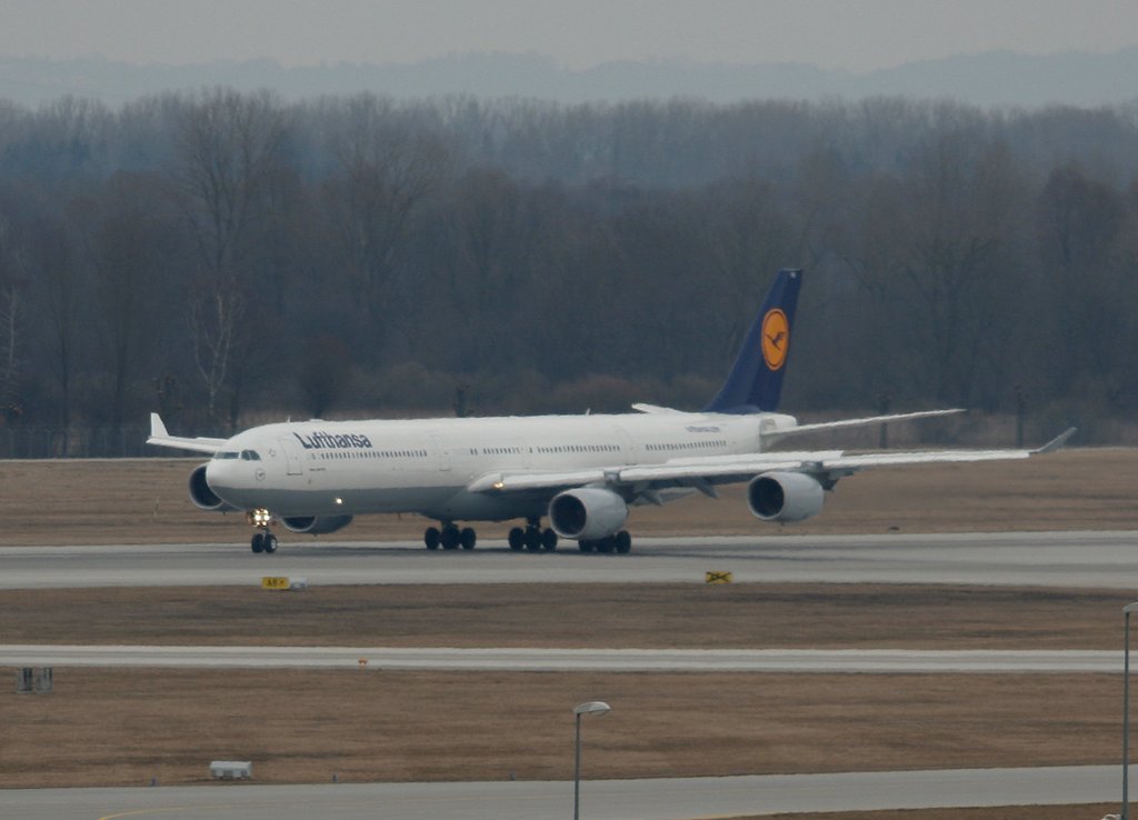 Lufthansa A 340-642 D-AIHO nach der Landung in Mnchen am 10.03.2010