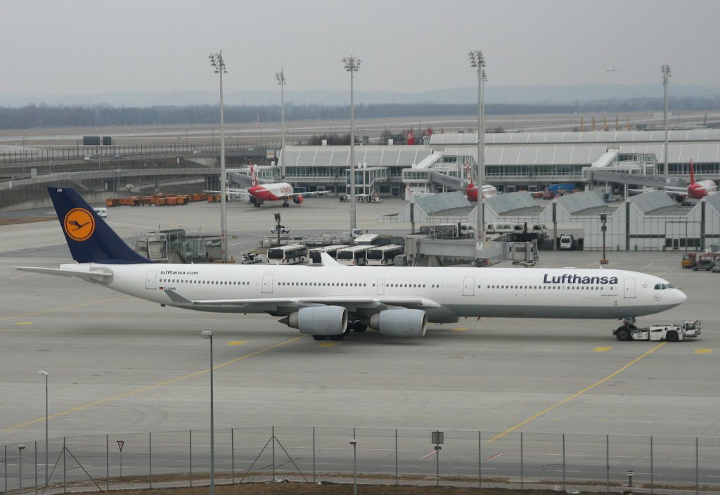 Lufthansa A 340-642 D-AIHR an einem sehr trben 10.03.2011 auf dem Flughafen Mnchen