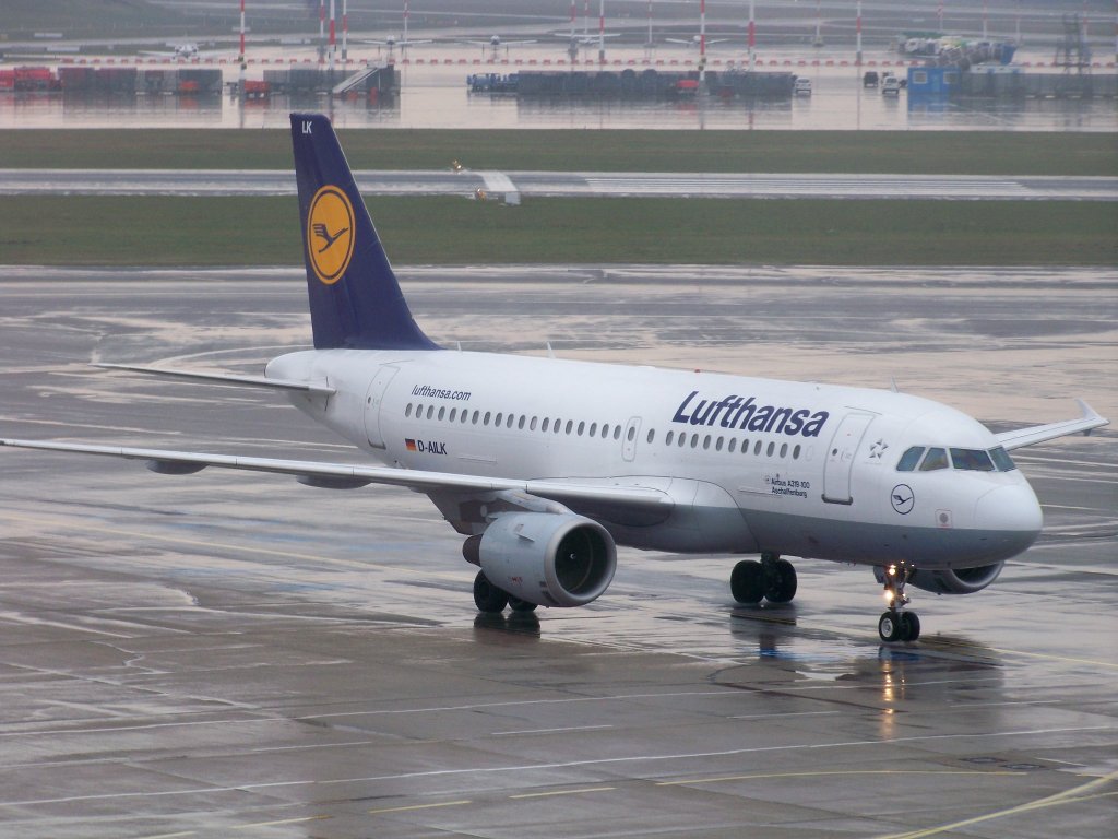 Lufthansa, A319-114, D-AILK auf dem Hamburger Flughafen. Aufgenommen am 27.03.10.