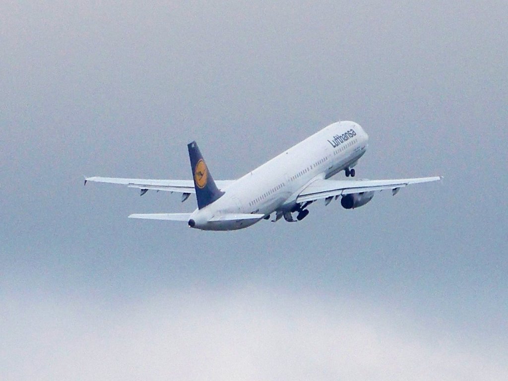 Lufthansa, A321-131, D-AIRK nach dem Start auf dem Hamnurger FLughafen. Aufgenommen am 13.12.09.