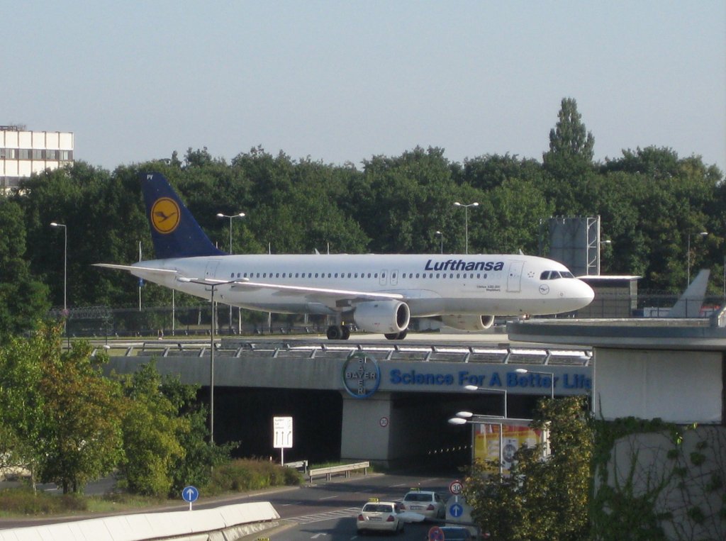 Lufthansa-Airbus A320-200 mit der Zulassung D-AIPY auf der Rollbrcke in Berlin-Tegel