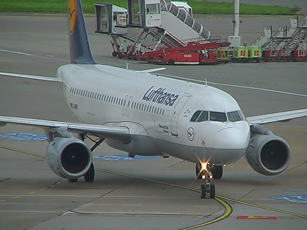 Lufthansa Airbus A320-211 (Zulassung D-AIPY) beim Rollen in Hamburg (11.08.08) 
