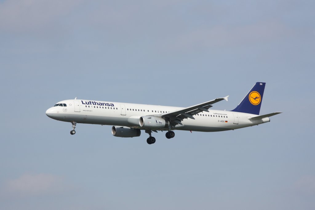 Lufthansa Airbus A321-200, D-AIDG, mit Werbung fr Biosprit an den Triebwerken bei der Landung in Hamburg. Fotografiert am 24.09.2011. 