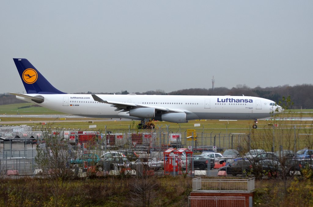 Lufthansa Airbus A340-300 D-AIGW Gladbeck bei rollen zum Start in Hamburg Fuhlsbttel am 08.12.11