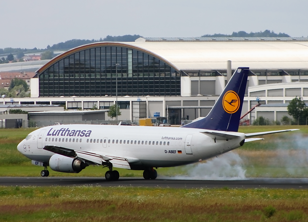 Lufthansa aus Frankfurt, hier beim Touchdown in Friedrichshafen, normal fliegt LH mit  einem CRJ700, wegen einer Messe in Friedrichshafen kommt Lufthansa bei einigen Flgen mit einer Boeing oder einem Embraer 