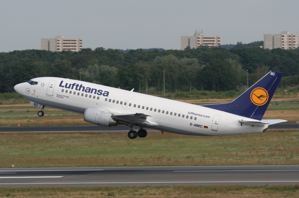 Lufthansa B 737-330 D-ABEC  Karlsruhe  beim Start in Berlin-Tegel am 31.07.2010
