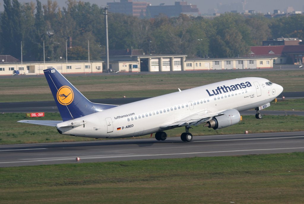 Lufthansa B 737-330 D-ABED  Hagen  beim Start in Berlin-Tegel am 09.10.2010